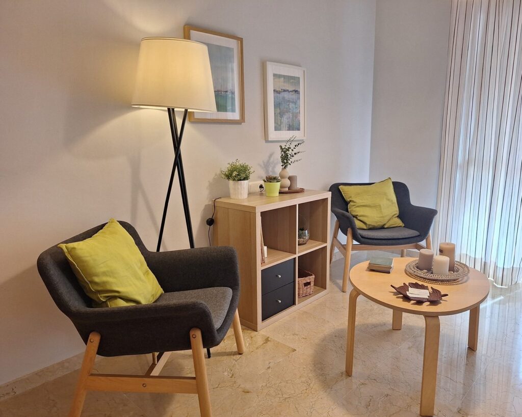 Sala de consulta de De Motta Psicología en Benalmádena