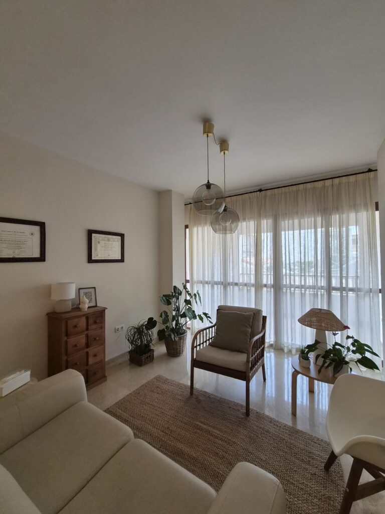 Sala de espera del centro De Motta Psicología en Benalmádena