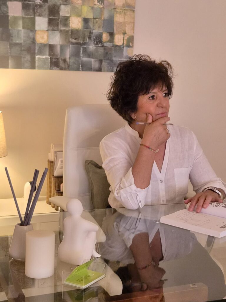 María de Mar Fernández de Motta atendiendo en consulta